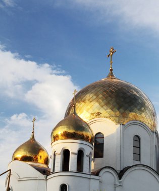 Hıristiyan Katedrali kapatın. Ortodoks kilisenin kubbesi. Kilisenin altın kubbesi. Altın kubbe yuvarlak ve yukarı çapraz