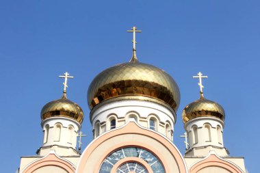 Hıristiyan Katedrali kapatın. Ortodoks kilisenin kubbesi. Kilisenin altın kubbesi. Altın kubbe yuvarlak ve yukarı çapraz