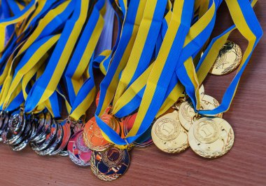 Odessa, Ukrayna - 10 Eylül 2016: Çok parlak altın, gümüş ve bronz madalya kazananlar ve şampiyonanın Ödülü kazanan için. Spor madalya ve Spor Ödülleri.