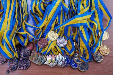 Odessa, Ukrayna - 10 Eylül 2016: Çok parlak altın, gümüş ve bronz madalya kazananlar ve şampiyonanın Ödülü kazanan için. Spor madalya ve Spor Ödülleri.