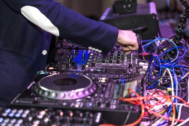 Odessa - 7 Nisan: Gece kulübü. DZH karıştırıcı müzik karışımları ile güçlü ışık ve renk efektleri lazer ışık gösterisi yeni tatil sezonu, 7 Nisan 2014, Odessa, Ukrayna