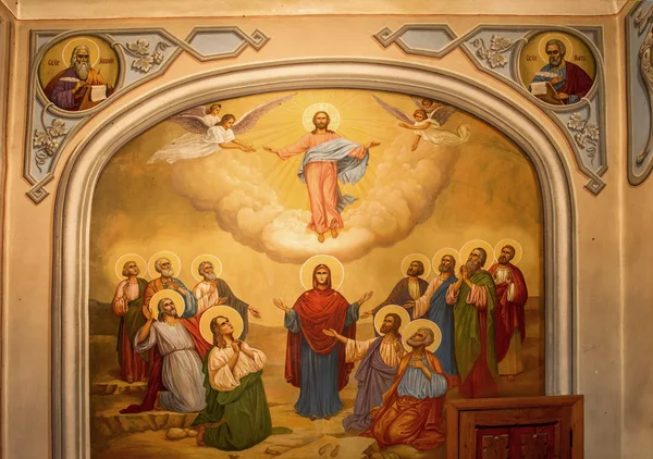 Ortodoks Hıristiyan Kilisesi, sunak, İkonostasisin ve güzel tarihi mimari kemerler, boyalı ikonlar, fresk, bas-reliefs doğal ışık altındaki iç. Dini tapınak Odessa, Ukrayna