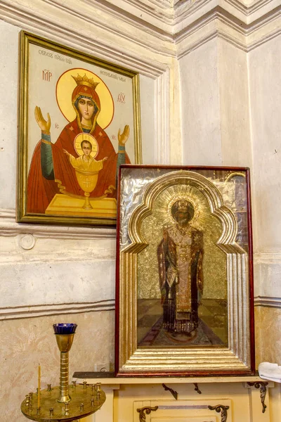 기독교 Iconostasis 그리고 역사적인 페인트 아이콘 조명의 자야바르만의의 인테리어 오데사 — 스톡 사진
