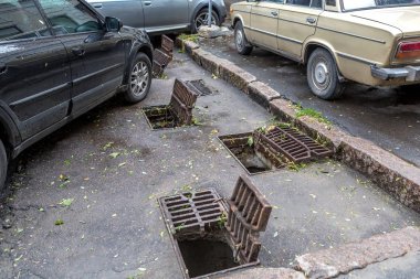 Odessa, Ukrayna - 12 Ekim 2016: Kasırga Christie. Ağır yağmur ve rüzgar fırtına ve sel şehir Hizmetleri için büyük bir sorun haline gelmiştir. Yağmur suyu drenaj için açık drenaj bacaları.