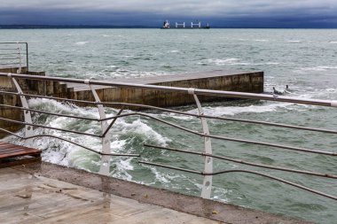Odessa, Ukrayna - 12 Ekim 2016: Odessa, kasırga Kristy. Güçlü bir squally rüzgar ve dev dalgalar sahil beldesi altyapı yok. Yırtık ahşap döşeme ve bükülmüş metal konstrüksiyon