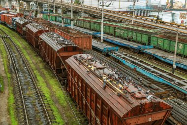 Odessa, Ukrayna - 12 Ekim 2016: Şube istasyondaki bir yük treni. Demiryolu taşımacılığı. Yük. Demiryolu Silo tahıl ve Mısır ile. Bir sürü aç güvercinlerin silo tahıl kapaklı
