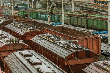 Odessa, Ukrayna - 12 Ekim 2016: Şube istasyondaki bir yük treni. Demiryolu taşımacılığı. Yük. Demiryolu Silo tahıl ve Mısır ile. Bir sürü aç güvercinlerin silo tahıl kapaklı