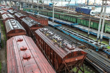 Odessa, Ukrayna - 12 Ekim 2016: Şube istasyondaki bir yük treni. Demiryolu taşımacılığı. Yük. Demiryolu Silo tahıl ve Mısır ile. Bir sürü aç güvercinlerin silo tahıl kapaklı