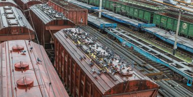 Odessa, Ukrayna - 12 Ekim 2016: Şube istasyondaki bir yük treni. Demiryolu taşımacılığı. Yük. Demiryolu Silo tahıl ve Mısır ile. Bir sürü aç güvercinlerin silo tahıl kapaklı