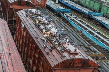 Odessa, Ukrayna - 12 Ekim 2016: Şube istasyondaki bir yük treni. Demiryolu taşımacılığı. Yük. Demiryolu Silo tahıl ve Mısır ile. Bir sürü aç güvercinlerin silo tahıl kapaklı
