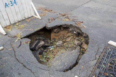 Odessa, Ukrayna - 13 Ekim 2016: şiddetli sel ve kasırga Kristy oluşan aşağıdaki gullies ve yol kaldırım dips. Yol kapalı, çukur ve yol, asfalt hasar dips. Yön araba olamaz
