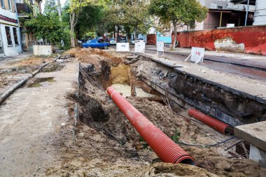 Odessa, Ukrayna - 29 Eylül 2016: kentsel Sistemleri Mühendislik derin hendek yarar kazdık. Alarm sistemi kentsel sıhhi tesisat ve Isıtma. Hendek rusty ile dolu pis su boru hattından patlak verdi. Onarım iş Metro araçları