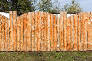 Taze çam ve ladin ahşap çit günlükleri yuvarlak. Duvar ve kapı yuvarlak günlüklerinin ahşap silindir yaptı. Paralel ahşap kirişler çam keresteden yuvarlak bir sürü yeni kalkan