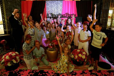 Odessa, Ukrayna - 30 Ağustos 2016: konserde seyirciler. Duygusal akrobasi ve çocuk moda performansını izlerken seyirci çocuk göster. Bebek seyirci Çocuk Festivali