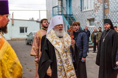 Odessa, Ukrayna - 21 Ekim 2016: Patrik Odessa Agafangel açık havada ciddi sabah servisi harcıyor, bir nimet kutsama onuruna ve açılış yeni kilise kilise kilise hizmet verir