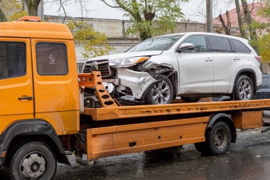 Odessa, Ukrayna - 8 Kasım 2016: kaza kaza mahallinden çekici için taşınır sonra kırık araba. Çekiciyi tamir dükkanı Sto ulaşım kafaya çarpışma cip yüklendi sonra hasar