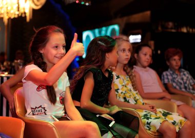 Odessa, Ukrayna - 30 Ağustos 2016: konserde seyirciler. Duygusal akrobasi ve çocuk moda performansını izlerken seyirci çocuk göster. Bebek seyirci Çocuk Festivali