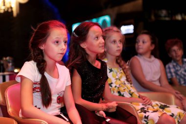 Odessa, Ukrayna - 30 Ağustos 2016: konserde seyirciler. Duygusal akrobasi ve çocuk moda performansını izlerken seyirci çocuk göster. Bebek seyirci Çocuk Festivali