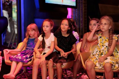 Odessa, Ukrayna - 30 Ağustos 2016: konserde seyirciler. Duygusal akrobasi ve çocuk moda performansını izlerken seyirci çocuk göster. Bebek seyirci Çocuk Festivali