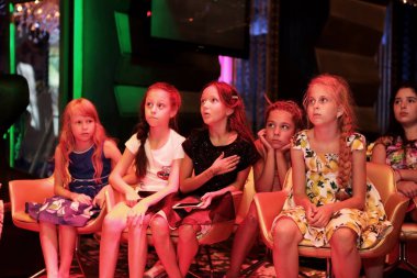 Odessa, Ukrayna - 30 Ağustos 2016: konserde seyirciler. Duygusal akrobasi ve çocuk moda performansını izlerken seyirci çocuk göster. Bebek seyirci Çocuk Festivali