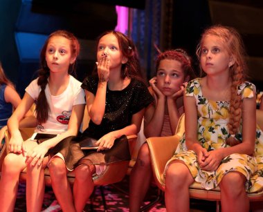 Odessa, Ukrayna - 30 Ağustos 2016: konserde seyirciler. Duygusal akrobasi ve çocuk moda performansını izlerken seyirci çocuk göster. Bebek seyirci Çocuk Festivali