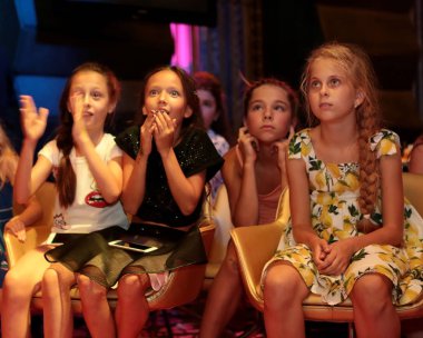 Odessa, Ukrayna - 30 Ağustos 2016: konserde seyirciler. Duygusal akrobasi ve çocuk moda performansını izlerken seyirci çocuk göster. Bebek seyirci Çocuk Festivali