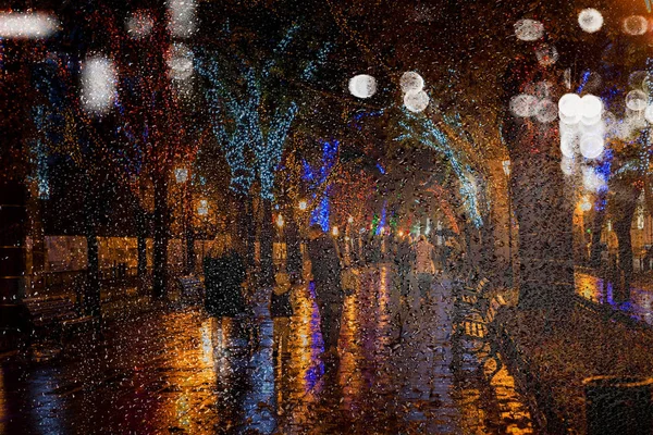 模糊的夜晚城市景观 晚雨后的城市的古老中心 夜间城市街道与明亮的街头巷尾的街道咖啡馆和移动的汽车的灯光 运动模糊 柔和对焦 程式化 — 图库照片