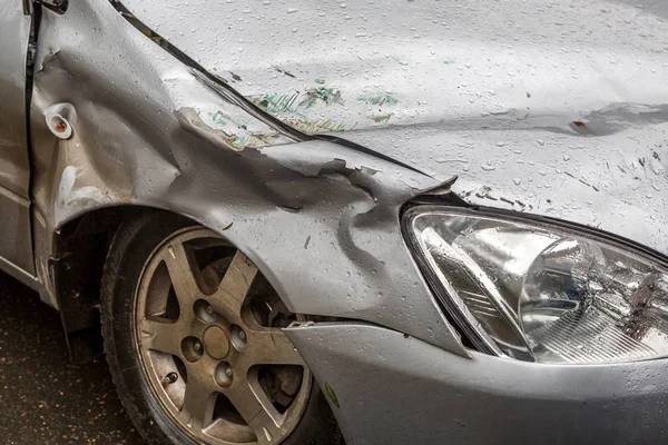 汽车在车祸后 这辆车是一起事故 事故发生后 挡泥板破裂 前大灯坏了 海报财产保险背景 — 图库照片