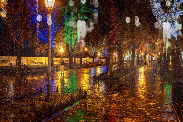 Paisagem Urbana Noite Borrão Antigo Centro Cidade Noite Após Chuva — Fotografia de Stock