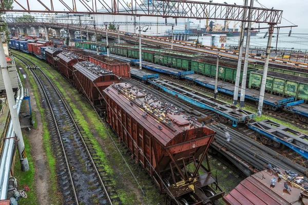 Odessa, Ukrayna - 12 Ekim 2016: Şube istasyondaki bir yük treni. Demiryolu taşımacılığı. Yük. Demiryolu Silo tahıl ve Mısır ile. Bir sürü aç güvercinlerin silo tahıl kapaklı