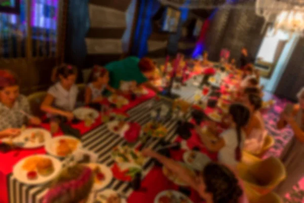 暗い色のぼやけたボケ カフェ インテリア として創造的なファッション デザインのバック グラウンド レストランでは 美しい背景ぼかしボケ味を持つカフェ 薄明かりの中で訪問者とぼかしの背景バンケット テーブル — ストック写真
