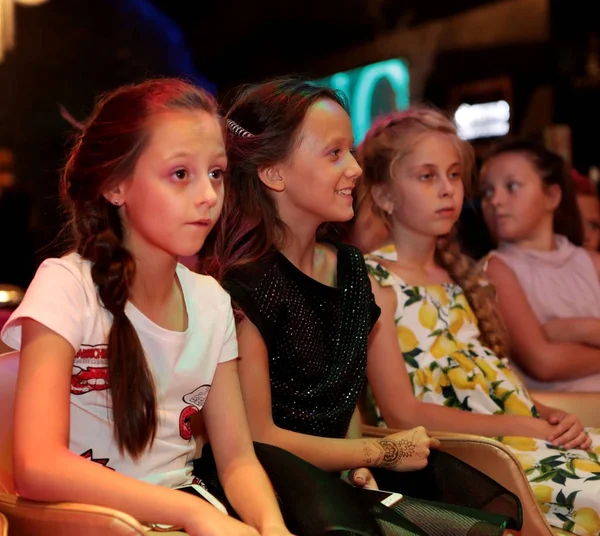 オデッサ ウクライナ 2016 コンサートで観客 感情的にアクロバットや子供のファッションのパフォーマンスを見て観客の子供たちを表示します 赤ちゃん子ども祭観客 — ストック写真