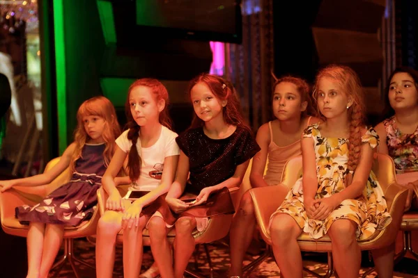 Odessa Ucrania Agosto 2016 Público Concierto Espectadores Niños Emocionalmente Viendo —  Fotos de Stock