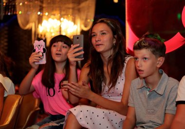 Odessa, Ukrayna - 30 Ağustos 2016: konserde seyirciler. Duygusal akrobasi ve çocuk moda performansını izlerken seyirci çocuk göster. Bebek seyirci Çocuk Festivali