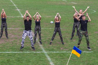 Odessa, Ukrayna - 29 Eylül 2018: Konuşma rugby şampiyonasının açılış sırasında fan takımının güzel genç kızlar tarafından. Takım performans takım tarihinde çim alan stadyum
