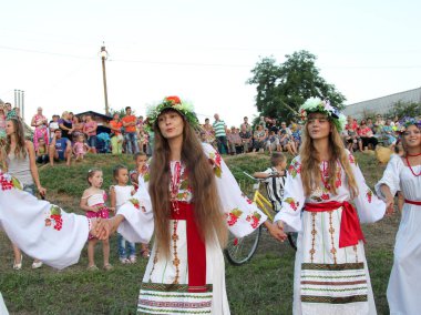 Odessa, Ukrayna - 24 Ağustos 2014: Ukrayna kişi kız ulusal gün tatil yaz parlak cüppeli nehrinde Ukrayna işlemeli kutluyor arası