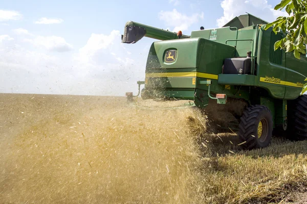 Odessa Ukraine Juli Moderne Mähdrescher Und Traktoren Reinigen Weizenstrohstaub Der — Stockfoto