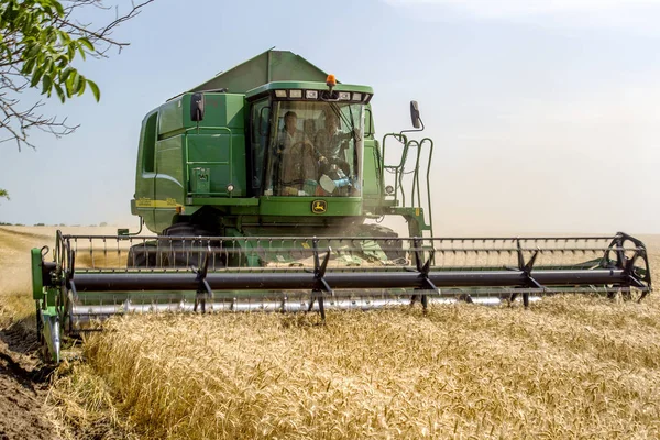 Odessa Ukraine Juli Moderne Mähdrescher Und Traktoren Reinigen Weizenstrohstaub Der — Stockfoto