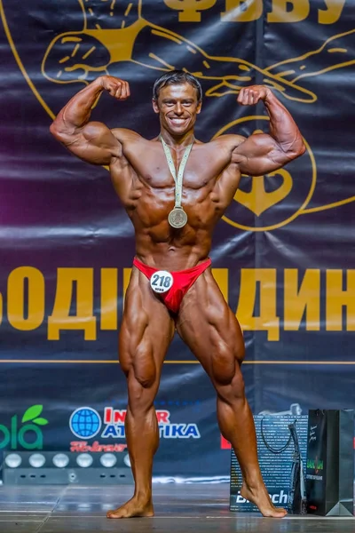 乌克兰奥德萨 2016年10月23日 运动员参加乌克兰健身类健身和健美模式的乌克兰锦标赛 美丽的运动身材与大肌肉男子在舞台上 — 图库照片
