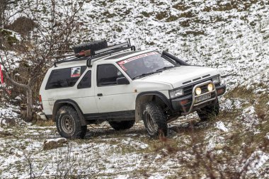 Odessa, Ukrayna - 6 Aralık 2014: Off-road 4 x 4 araçlarda yol geçer spor rotalarda kış Dağları yakın çekim, 6 Aralık 2014 Odessa, Ukrayna.
