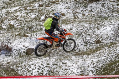 Odessa, Ukrayna - 6 Aralık 2014: Motocross off-road rota Off-road motosikletçi kış dağlar, 6 Aralık 2014 Odessa, Ukrayna aktarır.
