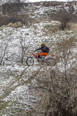 Odessa, Ukrayna - 6 Aralık 2014: Motocross off-road rota Off-road motosikletçi kış dağlar, 6 Aralık 2014 Odessa, Ukrayna aktarır.