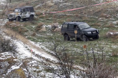 Odessa, Ukrayna - 6 Aralık 2014: Off-road 4 x 4 araçlarda yol geçer spor rotalarda kış Dağları yakın çekim, 6 Aralık 2014 Odessa, Ukrayna.