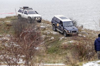 Odessa, Ukrayna - 6 Aralık 2014: Off-road 4 x 4 araçlarda yol geçer spor rotalarda kış Dağları yakın çekim, 6 Aralık 2014 Odessa, Ukrayna.