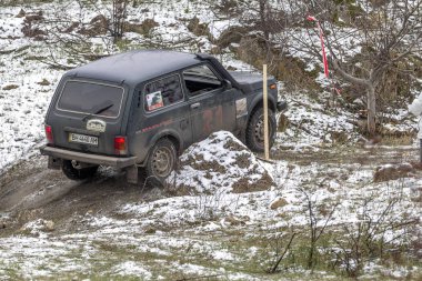 Odessa, Ukrayna - 6 Aralık 2014: Off-road 4 x 4 araçlarda yol geçer spor rotalarda kış Dağları yakın çekim, 6 Aralık 2014 Odessa, Ukrayna.