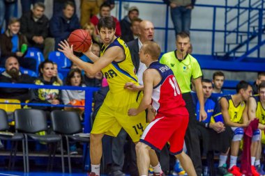 Odessa, Ukrayna - 28 Ekim 2016: Şampiyonası Ukrayna Basketbol üzerinde. Oyun Bipa - Odessa, Polytechnic - Kharkiv. Dramatik savaş topu için. Basketbol oyuncuları basketbol sahası üzerinde oyunda