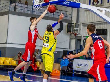 Odessa, Ukrayna - 28 Ekim 2016: Şampiyonası Ukrayna Basketbol üzerinde. Oyun Bipa - Odessa, Polytechnic - Kharkiv. Dramatik savaş topu için. Basketbol oyuncuları basketbol sahası üzerinde oyunda