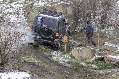 Odessa, Ukrayna - 6 Aralık 2014: Off-road 4 x 4 araçlarda yol geçer spor rotalarda kış Dağları yakın çekim, 6 Aralık 2014 Odessa, Ukrayna.