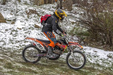 Odessa, Ukrayna - 6 Aralık 2014: Motocross off-road rota Off-road motosikletçi kış dağlar, 6 Aralık 2014 Odessa, Ukrayna aktarır.
