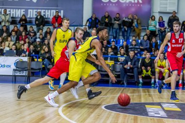 Odessa, Ukrayna - 28 Ekim 2016: Şampiyonası Ukrayna Basketbol üzerinde. Oyun Bipa - Odessa, Polytechnic - Kharkiv. Dramatik savaş topu için. Basketbol oyuncuları basketbol sahası üzerinde oyunda